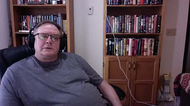 Snapshot of Vinyl22@xh chatting on 06/16/26, 12:02 Vinyl22xh online show from 06/16/26, 12:02