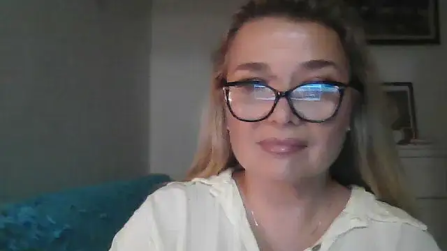 Myrienna online show from 09/29/25, 05:40