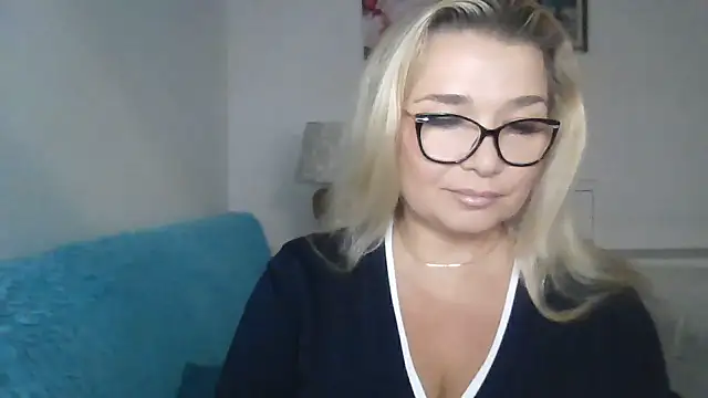 Myrienna online show from 09/30/25, 07:41