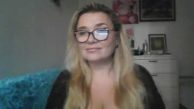 Myrienna online show from 10/03/25, 10:40