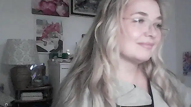 Myrienna online show from 11/23/25, 09:36