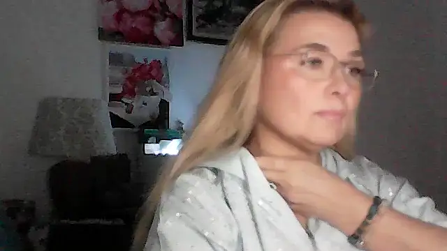 Myrienna online show from 11/28/25, 03:14