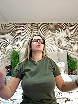 Snapshot of KellyHayden chatting on 10/17/25, 10:29 KellyHayden online show from 10/17/25, 10:29