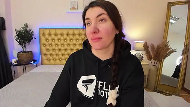 TrishaDarks online show from 02/01/26, 06:23