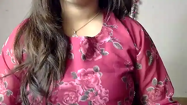 Snapshot of Aaliya02 chatting on 06/16/26, 10:40 Aaliya02 online show from 06/16/26, 10:40