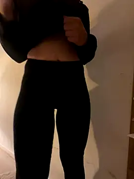 Snapshot of Elliepush chatting on 10/04/25, 07:23 Elliepush online show from 10/04/25, 07:23