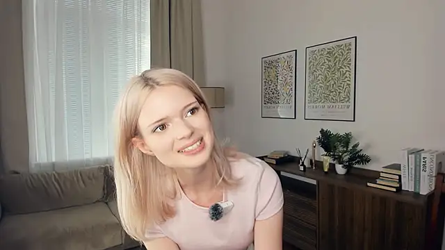 Snapshot of LaureMestler chatting on 10/04/25, 08:45 LaureMestler online show from 10/04/25, 08:45