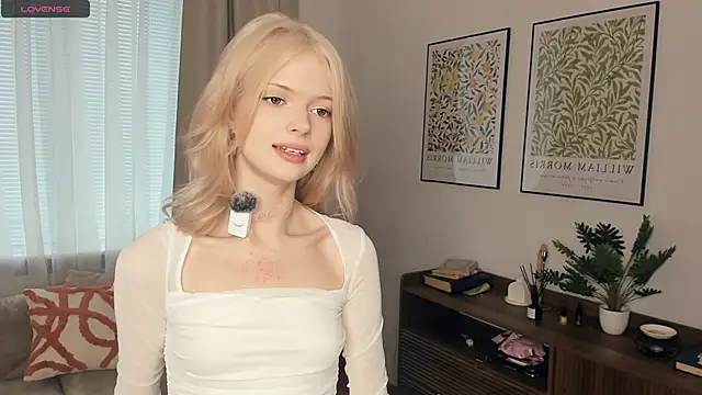 Snapshot of LaureMestler chatting on 10/17/25, 08:06 LaureMestler online show from 10/17/25, 08:06