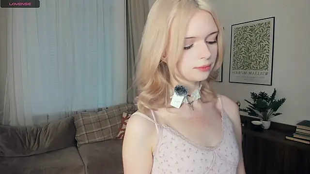 Snapshot of LaureMestler chatting on 11/04/25, 07:29 LaureMestler online show from 11/04/25, 07:29