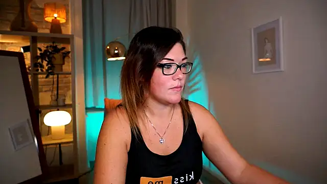 Snapshot of mrs_fllowerr chatting on 10/15/25, 04:40 mrs fllowerr online show from 10/15/25, 04:40