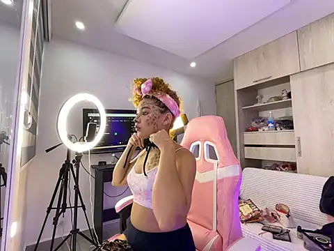 Snapshot of Gaby_002 chatting on 10/31/25, 11:33 Gaby 002 online show from 10/31/25, 11:33