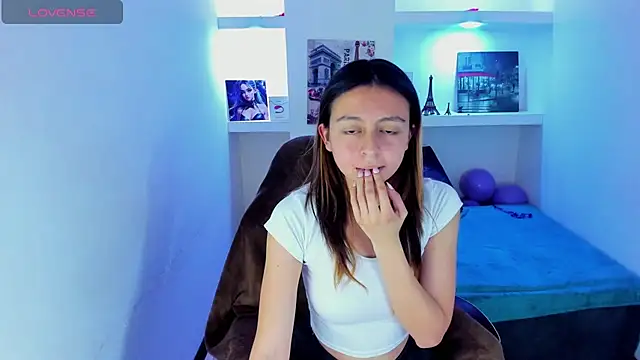 Snapshot of lala_clark chatting on 10/10/25, 04:11 lala clark online show from 10/10/25, 04:11