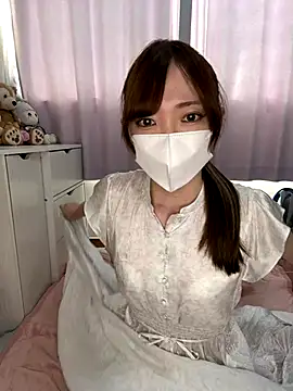 Snapshot of Moe_v_v chatting on 10/17/25, 04:26 Moe v v online show from 10/17/25, 04:26