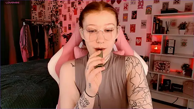 Ayla Hicks online show from 10/12/25, 03:05