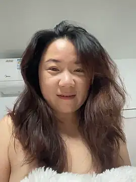 Snapshot of Momo-9988 chatting on 11/04/25, 03:33 Momo-9988 online show from 11/04/25, 03:33