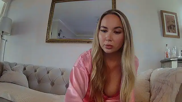 Snapshot of BarbieDolly_x chatting on 10/01/25, 01:50 BarbieDolly x online show from 10/01/25, 01:50