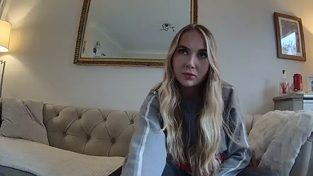 Snapshot of BarbieDolly_x chatting on 10/08/25, 02:36 BarbieDolly x online show from 10/08/25, 02:36