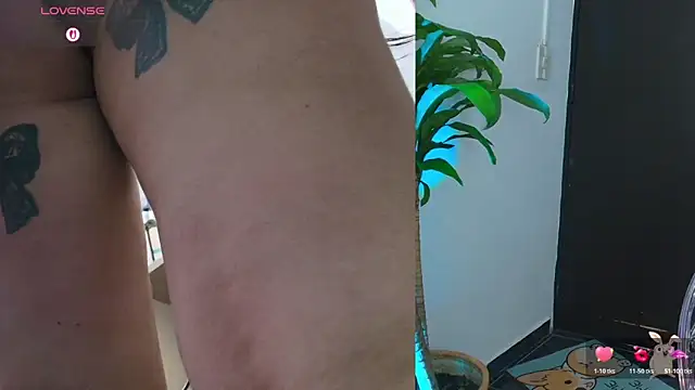 Snapshot of Hinata_21_ chatting on 10/18/25, 05:35 Hinata 21  online show from 10/18/25, 05:35