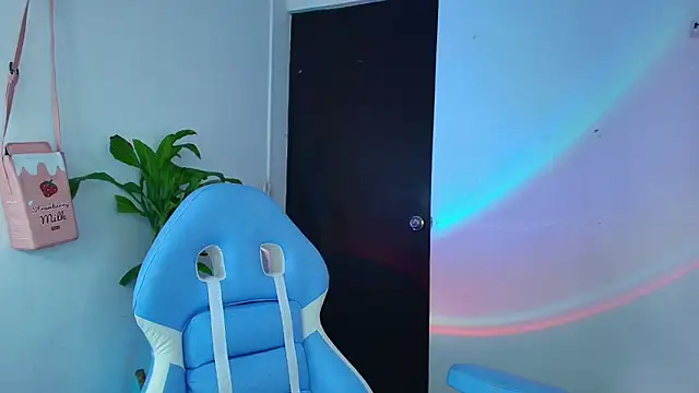 Snapshot of Hinata_21_ chatting on 10/24/25, 05:09 Hinata 21  online show from 10/24/25, 05:09