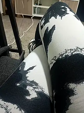 Snapshot of Valentino2325 chatting on 10/19/25, 02:23 Valentino2325 online show from 10/19/25, 02:23