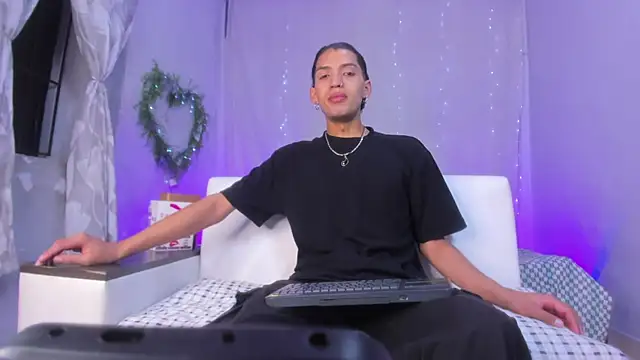 Snapshot of josesweet_ chatting on 10/07/25, 06:27 josesweet  online show from 10/07/25, 06:27