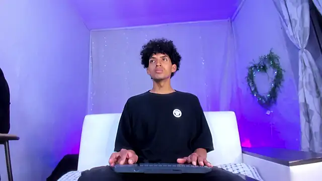 Snapshot of josesweet_ chatting on 10/29/25, 04:31 josesweet  online show from 10/29/25, 04:31