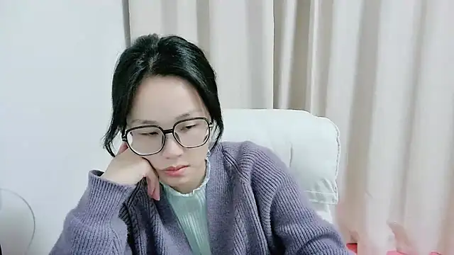 Snapshot of guai00 chatting on 11/13/25, 12:59 guai00 online show from 11/13/25, 12:59