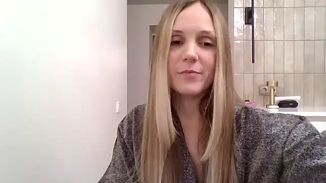 Snapshot of Kyrelinn chatting on 10/31/25, 04:41 Kyrelinn online show from 10/31/25, 04:41