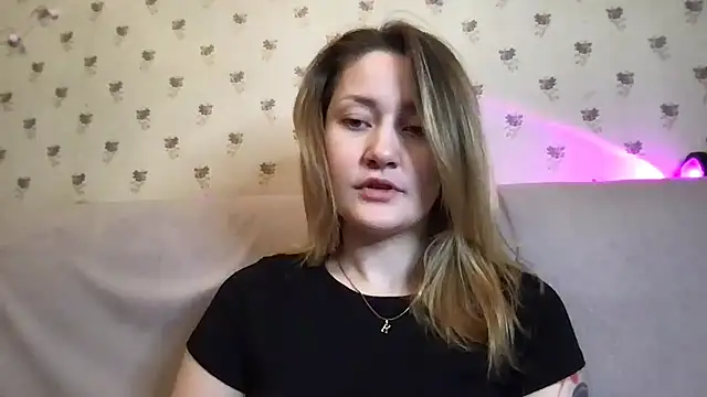 Snapshot of Veyriona chatting on 11/17/25, 06:46 Veyriona online show from 11/17/25, 06:46