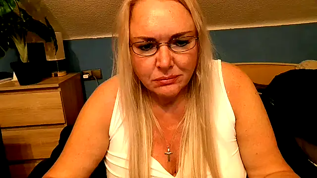 Sandy-Summer online show from 09/29/25, 03:28