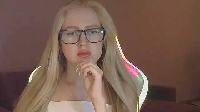 Snapshot of Xylenora chatting on 10/24/25, 10:44 Xylenora online show from 10/24/25, 10:44