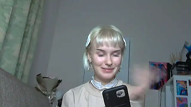 Snapshot of Paradoxy_ chatting on 12/15/25, 08:13 Paradoxy online show from 12/15/25, 08:13