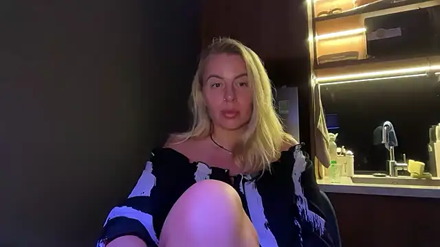 Snapshot of Miravynn chatting on 02/25/26, 05:00 Miravynn online show from 02/25/26, 05:00