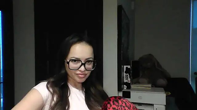 Snapshot of Elyrisse chatting on 10/25/25, 11:54 Elyrisse online show from 10/25/25, 11:54