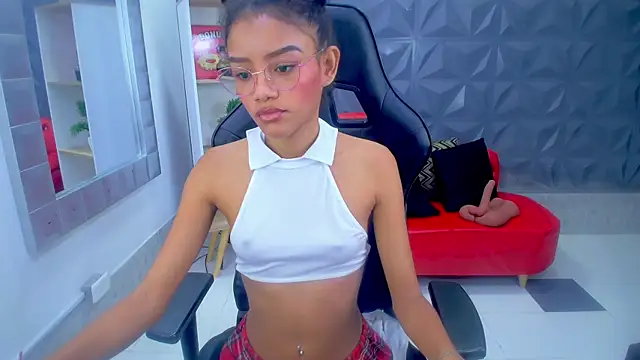 Snapshot of adisson_petite1 chatting on 10/26/25, 01:06 adisson petite1 online show from 10/26/25, 01:06