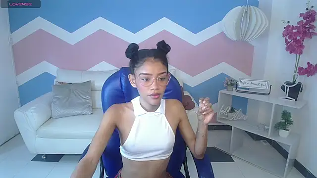 Snapshot of adisson_petite1 chatting on 11/08/25, 01:11 adisson petite1 online show from 11/08/25, 01:11