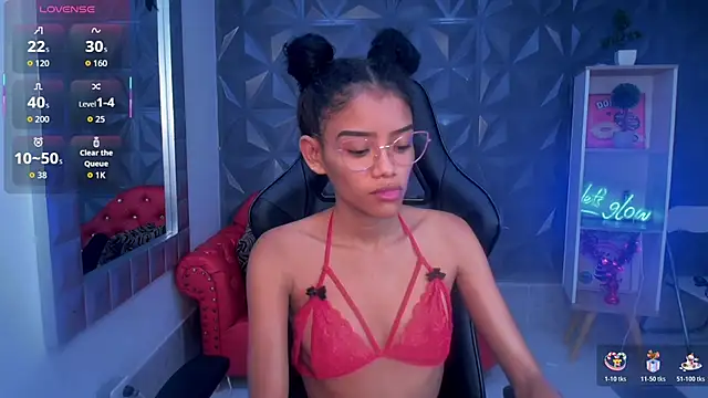 Snapshot of adisson_petite1 chatting on 11/28/25, 01:25 adisson petite1 online show from 11/28/25, 01:25