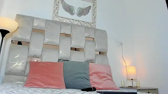 Nyra 18 online show from 11/20/25, 02:01