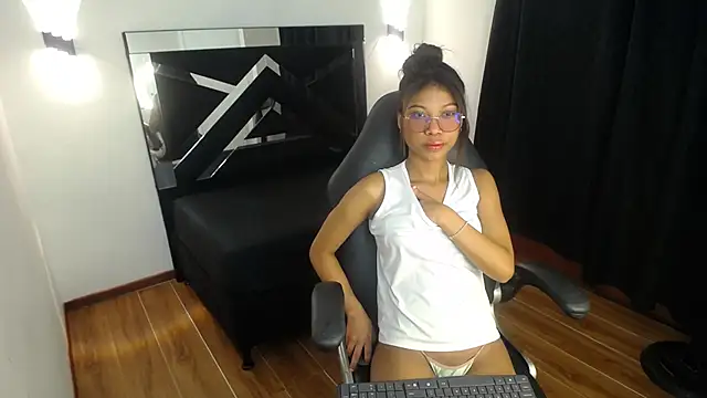 MarianaRojas  online show from 11/15/25, 03:15