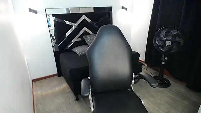 MarianaRojas  online show from 04/22/26, 08:50