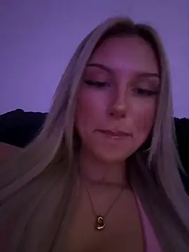 Snapshot of blondeeee chatting on 04/25/26, 04:37 blondeeee online show from 04/25/26, 04:37
