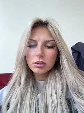 Snapshot of blondeeee chatting on 04/28/26, 04:45 blondeeee online show from 04/28/26, 04:45