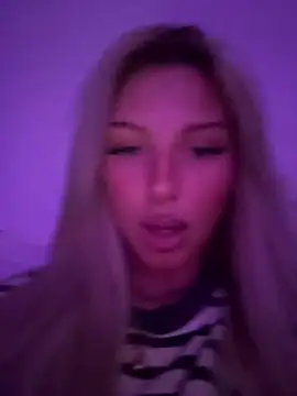Snapshot of blondeeee chatting on 05/04/26, 04:58 blondeeee online show from 05/04/26, 04:58