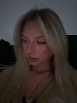 Snapshot of blondeeee chatting on 05/06/26, 04:12 blondeeee online show from 05/06/26, 04:12
