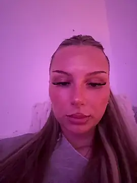 Snapshot of blondeeee chatting on 05/14/26, 03:30 blondeeee online show from 05/14/26, 03:30