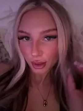 Snapshot of blondeeee chatting on 05/19/26, 03:51 blondeeee online show from 05/19/26, 03:51