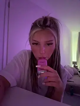 Snapshot of blondeeee chatting on 05/28/26, 04:04 blondeeee online show from 05/28/26, 04:04