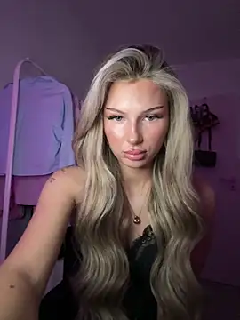 Snapshot of blondeeee chatting on 06/12/26, 03:55 blondeeee online show from 06/12/26, 03:55