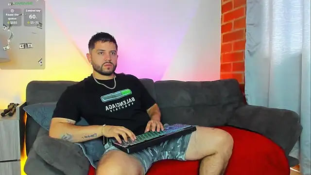 Snapshot of TomSloam chatting on 10/15/25, 01:00 TomSloam online show from 10/15/25, 01:00