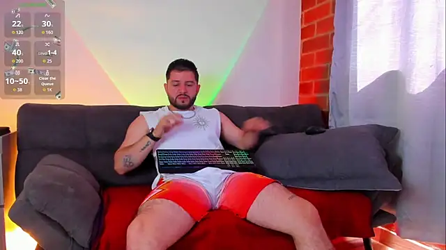 Snapshot of TomSloam chatting on 10/19/25, 01:45 TomSloam online show from 10/19/25, 01:45